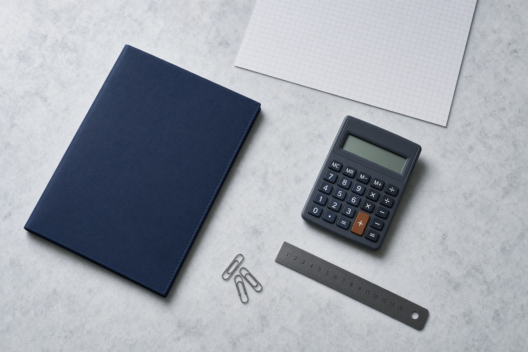 Calculadora, carpeta azul, clips y papel milimétrico sobre un escritorio.